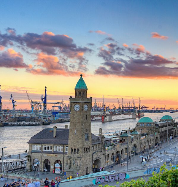 hamburg-landungsbrucken-less-jpg_header-136590